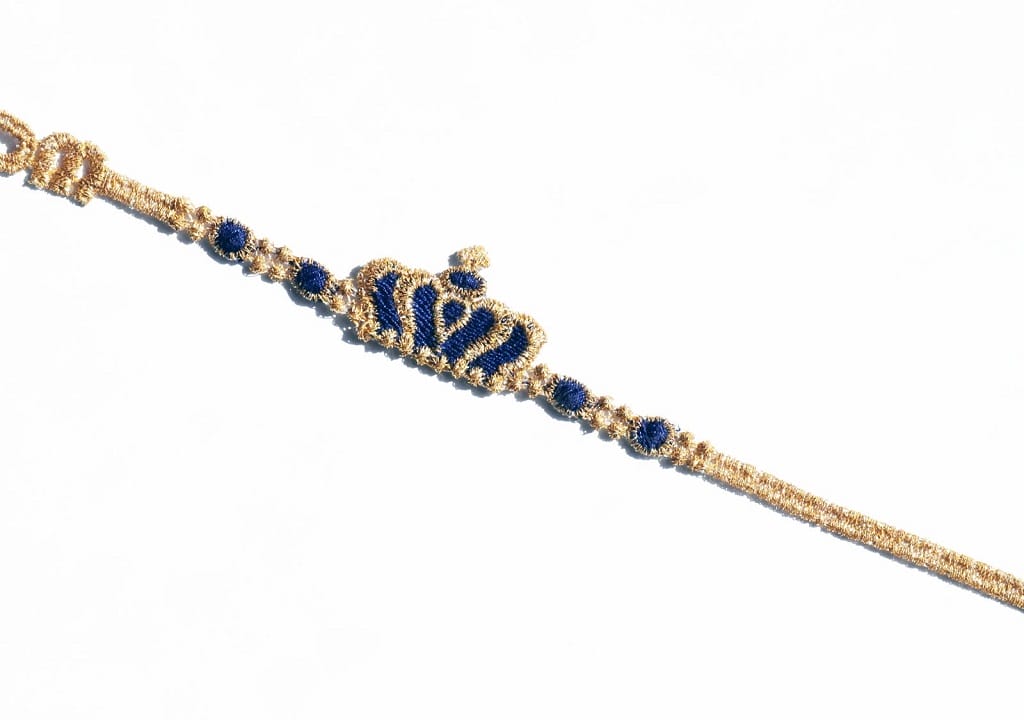 Avec le Bracelet Couronne de Joséphine de Missiu, ajoutez une touche royale à votre look - ©Missiu