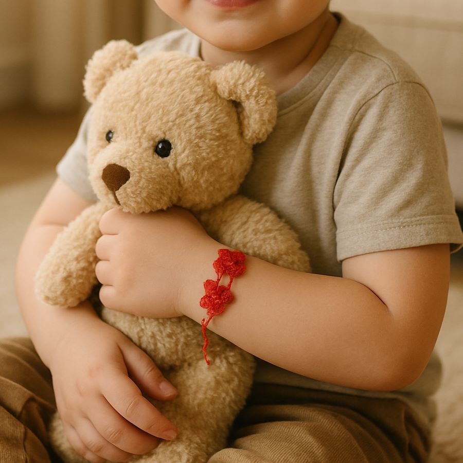 Bracelet ourson - l'accessoire parfait pour ajouter une touche de douceur à votre look Bracelet ourson porté par un enfant