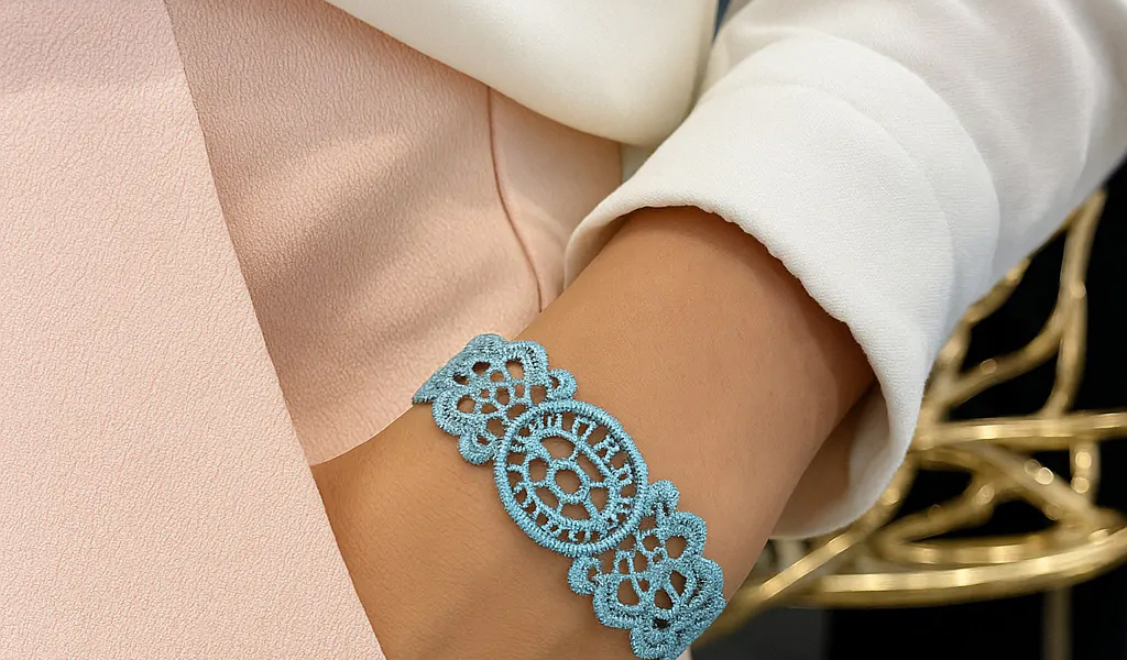 Le bracelet manchette, l'accessoire de mode audacieux et polyvalent Bracelet manchette mistinguette couleur bleu