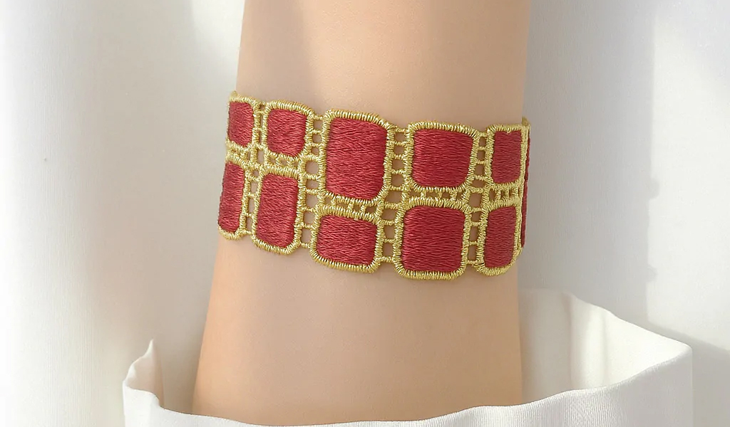 Comment assortir un bracelet avec une tenue : les astuces missiu pour un look parfait Bracelet manchette josephine couleur rouge et or