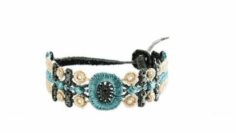 Les bracelets pour la nouvelle année : un cadeau intemporel et personnel bracelet macrame bleu beige