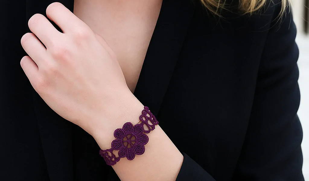 Les bracelets porte-bonheur : histoire, signification et croyances populaires Bracelet elegance florale de missiu en tissu