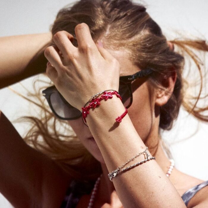 Bracelet Star avec Swarovski Elements au poignée d'une jeune femme - Missiu
