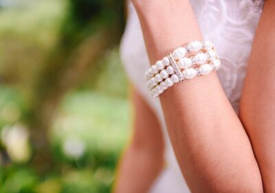 Les bracelets en perles, une histoire millénaire et une signification symbolique profonde