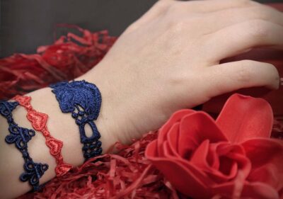 Bracelet Fleur de Lys de Missiu superposé avec le bracelet cheval et coeur - ©Missiu