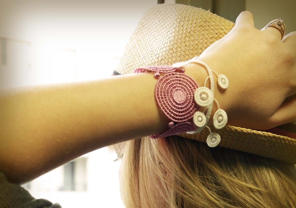 Les bracelets avec des charms sont aussi en tissu avec le Bracelet motif Pompon de chez Missiu - ©Missiu
