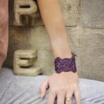 Bracelet manchette Mistinguette au poignet d'une jeune femme - Missiu