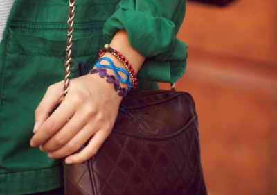 Attacher un bracelet toute seule : L'astuce qui change la donne ©Missiu