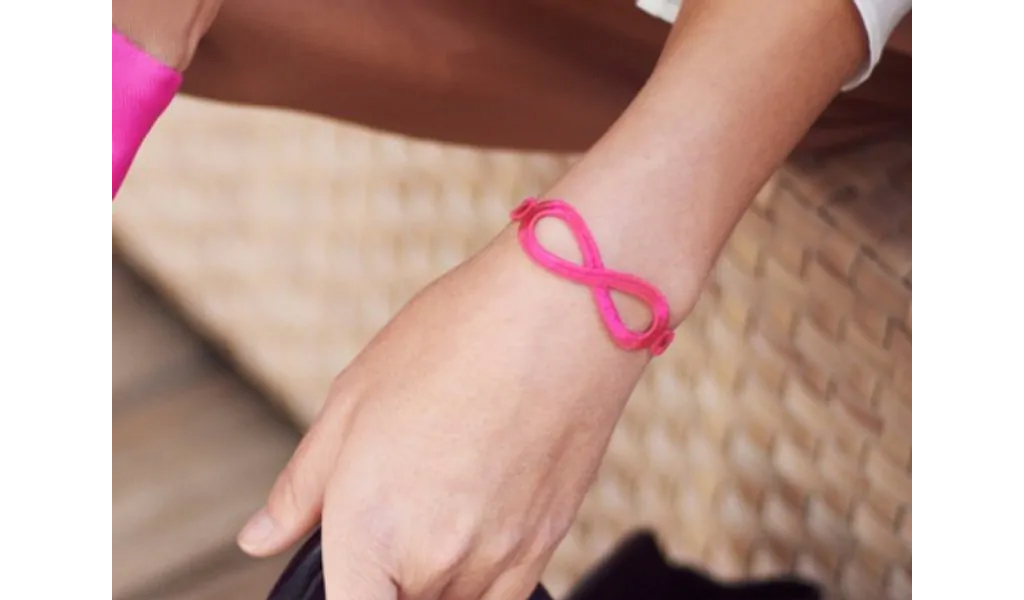 Le Bracelet XXL : Comment Adopter cette Tendance Audacieuse bracelet en tisuu infini rose fluo brode poignet femme