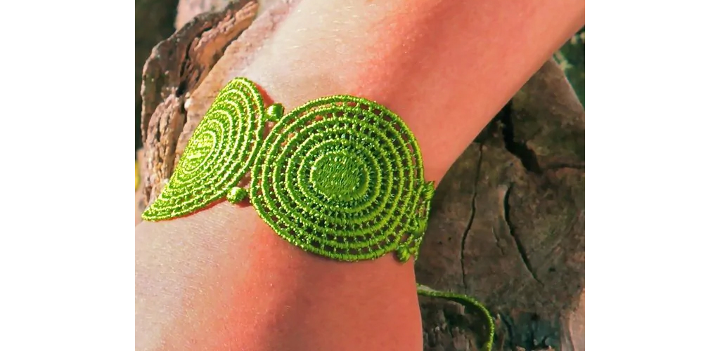 Les avantages des bracelets en tissu par rapport aux autres matériaux Bracelet couleur vert brode de motifs en spirales circulaires