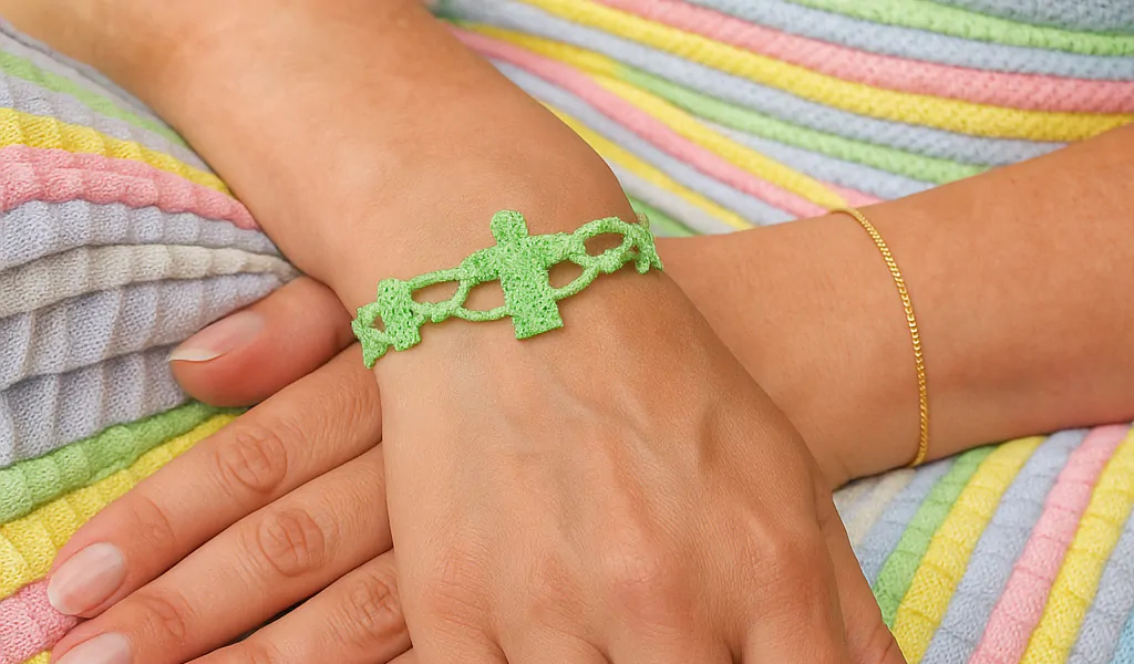 Les bracelets manchettes en tissu : accessoires élégants pour toutes les occasions Poignet feminin orne d'un bracelet macrame vert