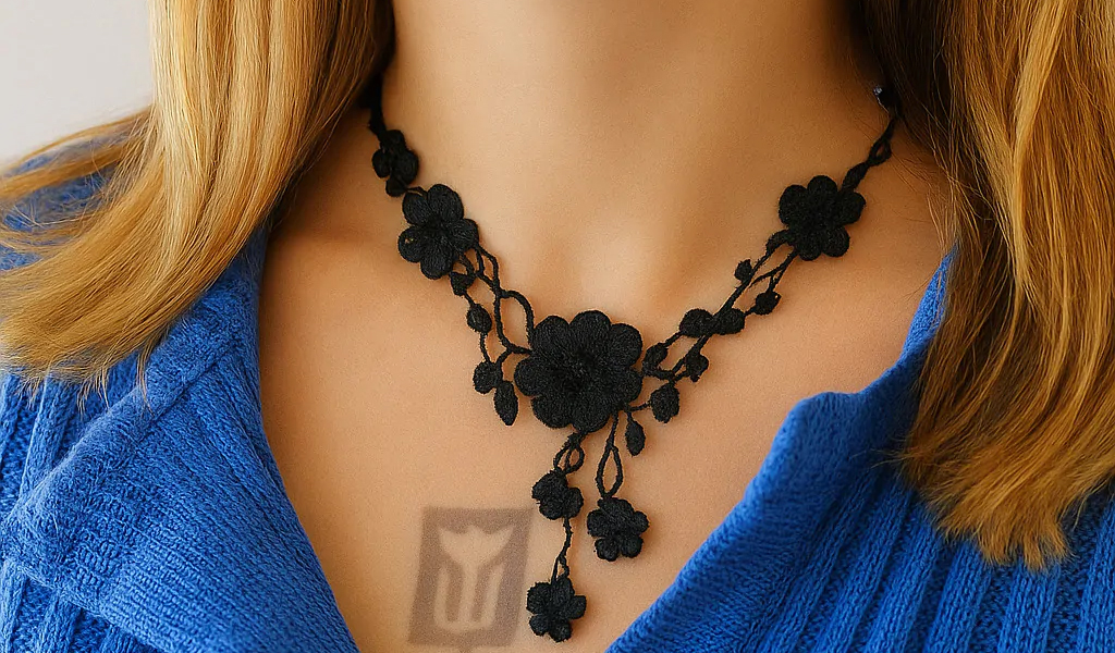 Les colliers en tissu : élégance et polyvalence pour sublimer votre style Portrait elegant du collier floral en dentelle