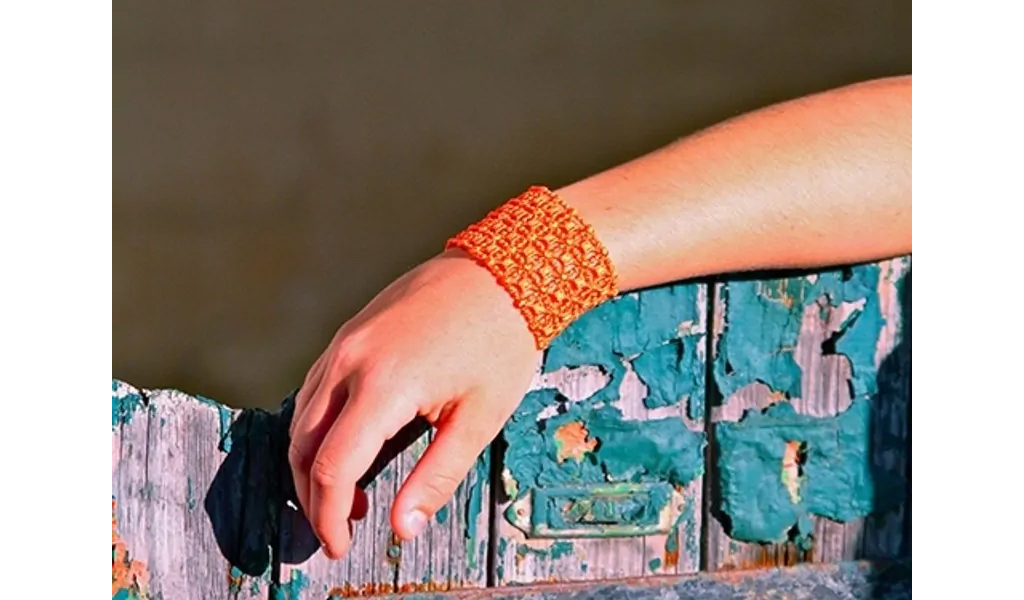 Bracelet Manchette pour Noël : Des idées cadeaux élégantes et tendance Bracelet large couleur orange brode main sur portail bois