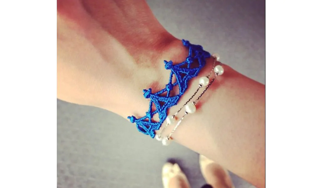 Acheter Made in France : 5 raisons convaincantes pour un choix éclairé Bracelet tour eiffel couleur bleu brode et perles femme