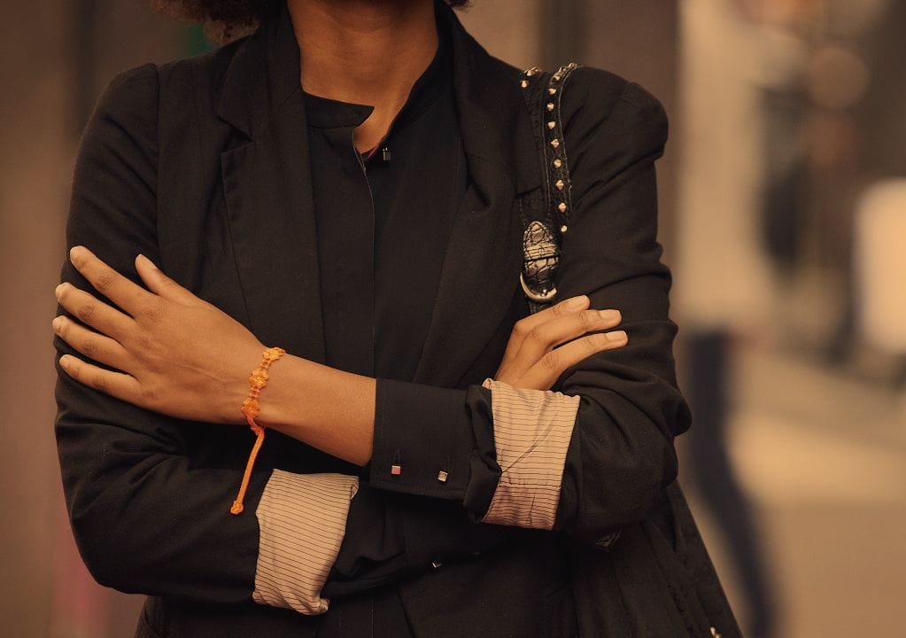 Bracelet en tissu Missiu avec un Blazer Comment marier élégance et décontraction - ©Missiu