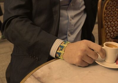 Bracelet en Tissu Missiu avec un costume - Élégance décontractée redéfinie - ©Missiu
