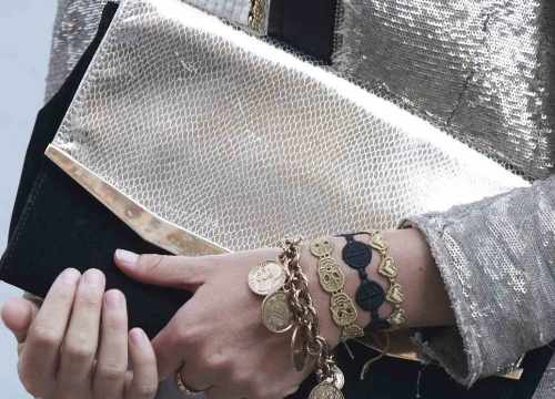 Bracelet pour sénior à Noël : Des idées de cadeaux intemporels bracelets dores noir sac pochette chic soiree