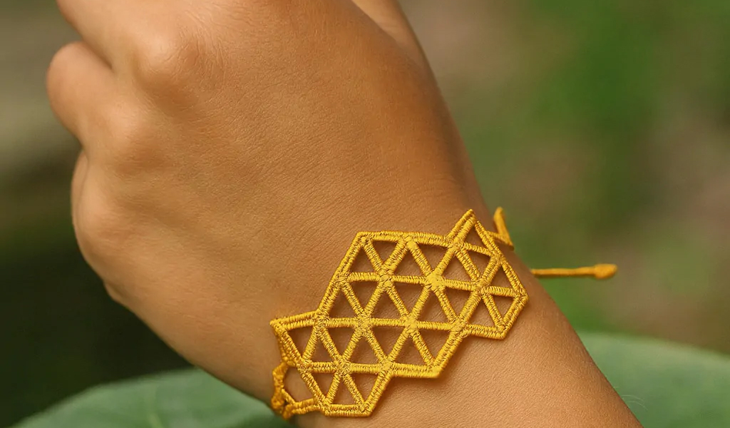 Comment choisir son bracelet manchette : Astuces pour un style remarquable Bracelet motif nathalie en tissu sur fond naturel