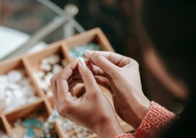 Créer un Bracelet en Tissu avec des Perles : Guide DIY pour des Accessoires Uniques
