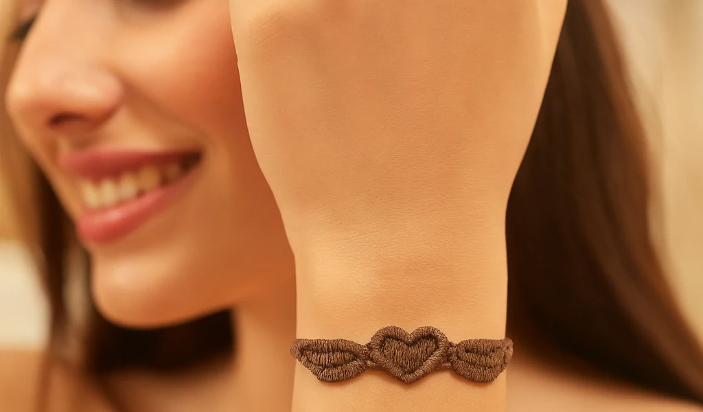 Produit fabriqué en France : 5 Astuces simples pour le reconnaître Femme-souriant-avec-bracelt-coeur-ailes-couleur-marron