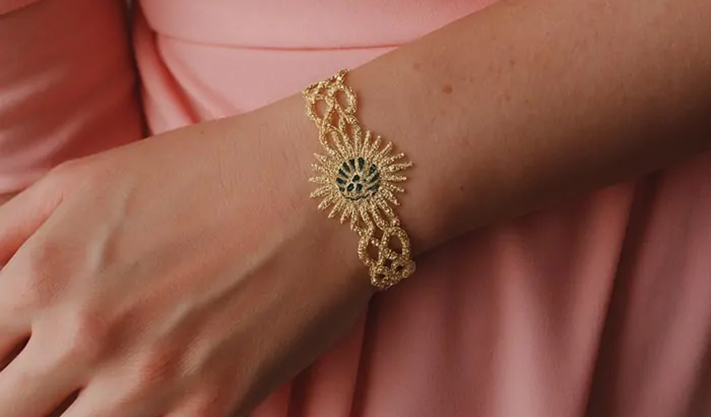 Symbolisme des motifs sur les Bracelets en Tissu : Décoder l'art de l'expression personnelle Bracelet history Roi Soleil sur un poignet