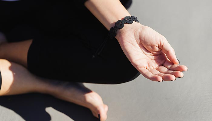 Les Bracelets en Tissu et la spiritualité : Une connexion profonde Bracelets en Tissu avec motifs tete de Mort