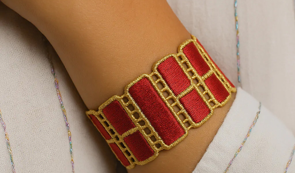Manière de porter un Bracelet : Conseils et Astuces pour un style impeccable Bracelet brode josephine couleur rouge or sur poignet feminin
