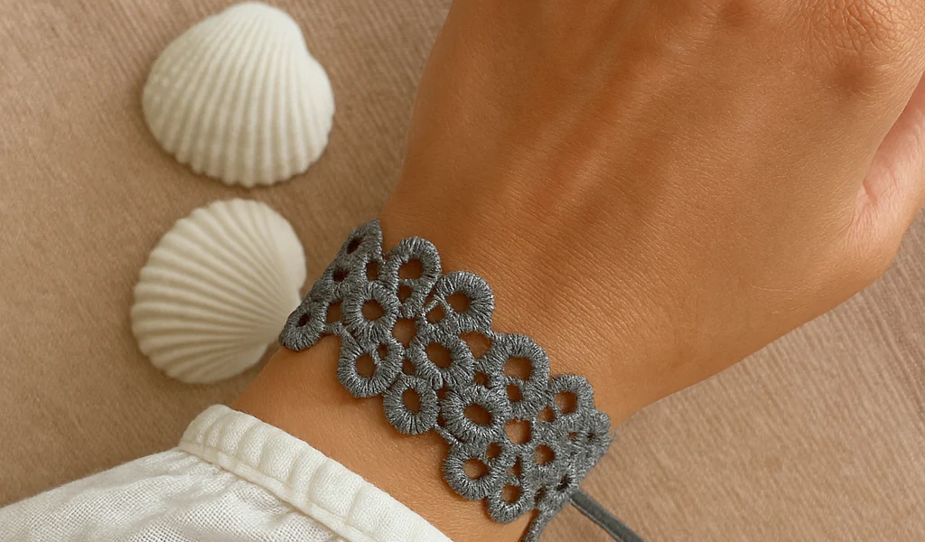 Porter des manchettes en tissu avec élégance : Conseils et astuces Bracelet en tissu femme dentelle grise coquillages