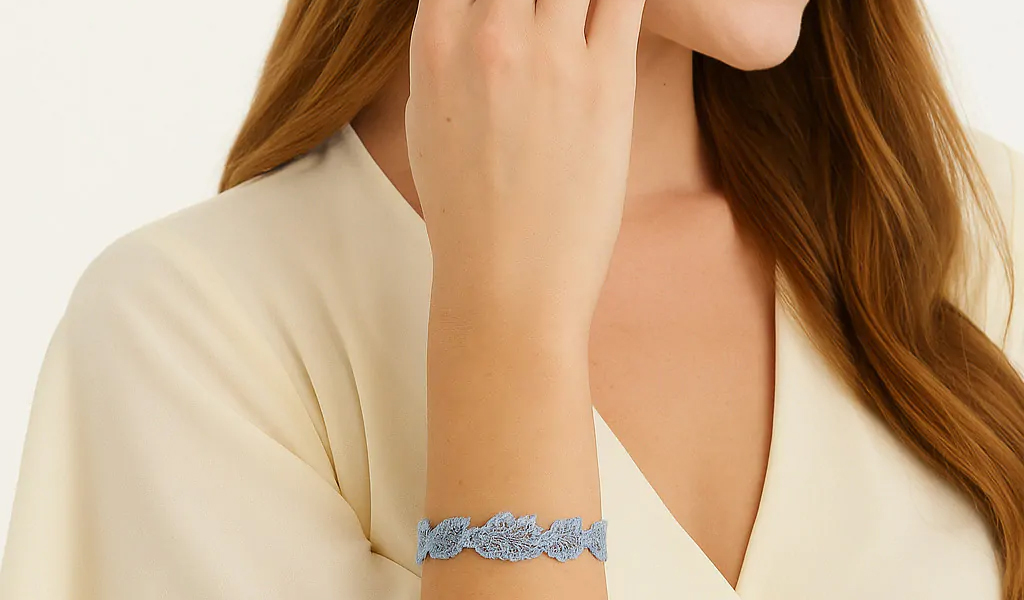 Bracelet Tennis : L'éclat intemporel d'un bijou emblématique Bracelet femme en tissu bleu sur fond blanc