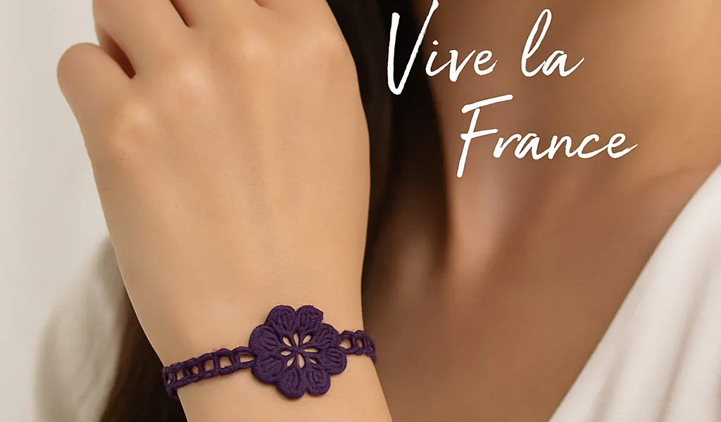 Pourquoi relocaliser en France : Créer de la valeur et réduire l'impact environnemental Bracelet fleur mauve en tissu Vive la France
