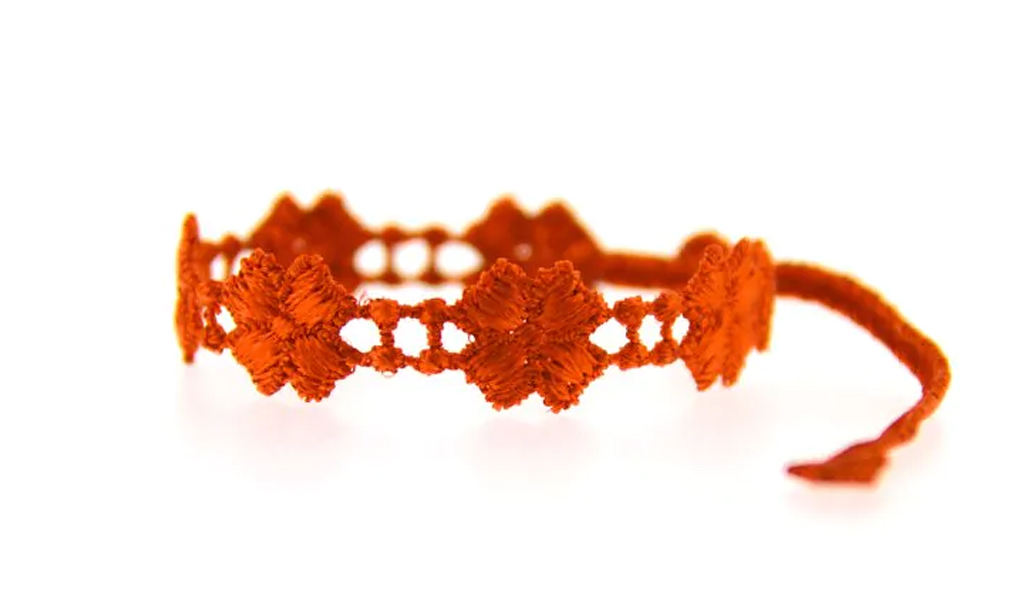 Les bracelets en tissu incontournables ce printemps : Accessoires frais et polyvalents Bracelet fleurs macrame couleur orange