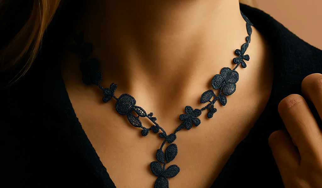 Manière de porter un collier : conseils et astuces pour sublimer votre style Collier en tissu bleu nuit