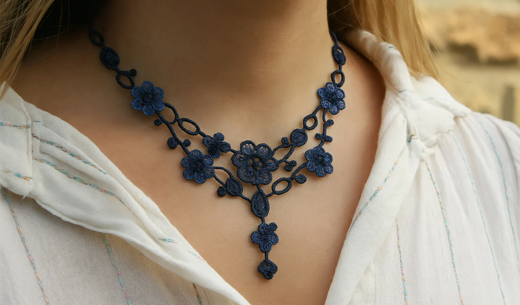 Collier parfait pour votre tenue de printemps : notre guide Collier flower Power missiu porte par une femme