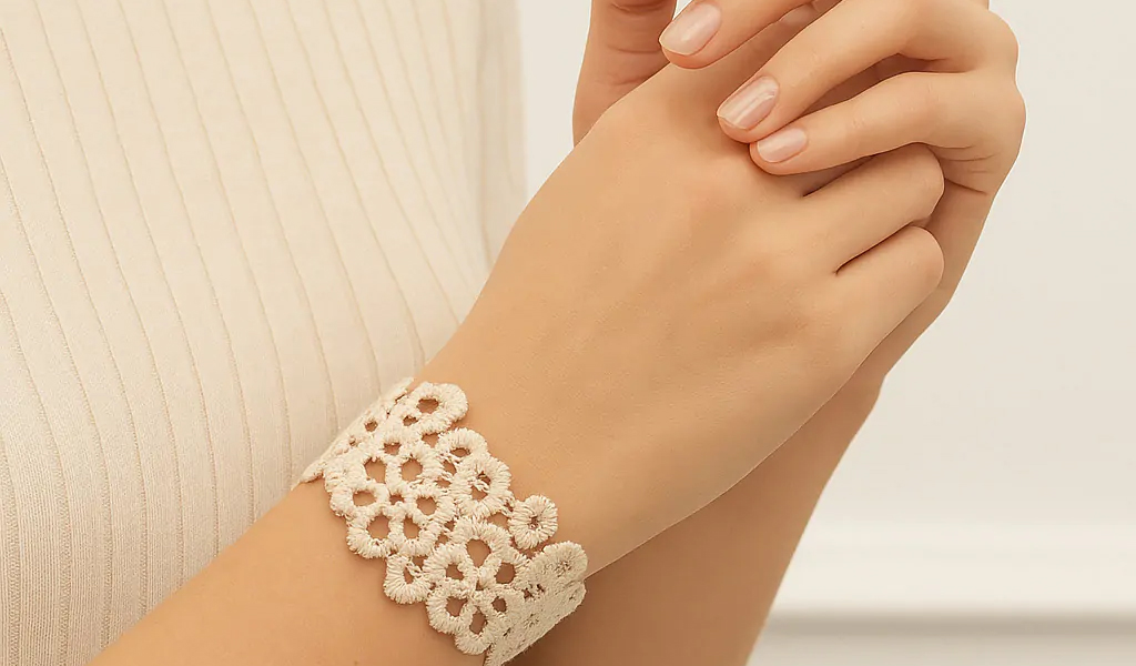 Les tendances des manchettes en tissu pour le printemps : Élégance et légèreté Manchette femme de couleur beige