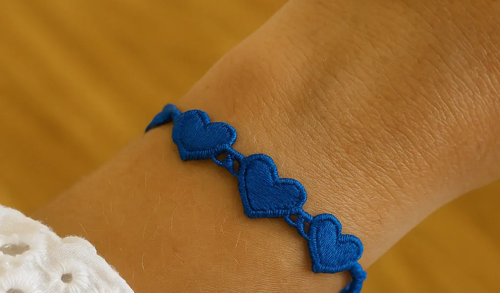 Bracelet Tennis : L'éclat intemporel d'un bijou emblématique bracelet coeurs en tissu couleur bleu sur poignet