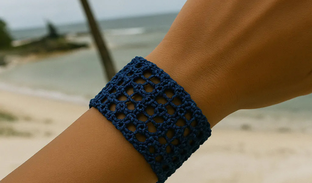 Les combinaisons de couleurs populaires pour les bracelets Bracelet crochet en tissu bleu sur plage tropicale
