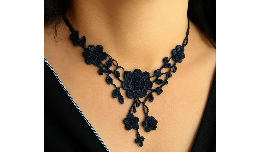 Les colliers en tissu incontournables ce printemps : Ajoutez une touche de fraîcheur à votre look Collier en tissu femme florale bleu marine