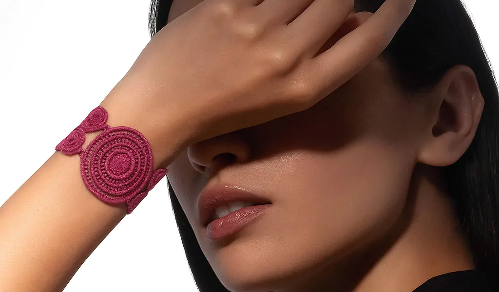 Les avantages écologiques des bijoux en tissu : pourquoi opter pour des matériaux durables Regerd mysterieux avec un bracelet manchette Ethnique