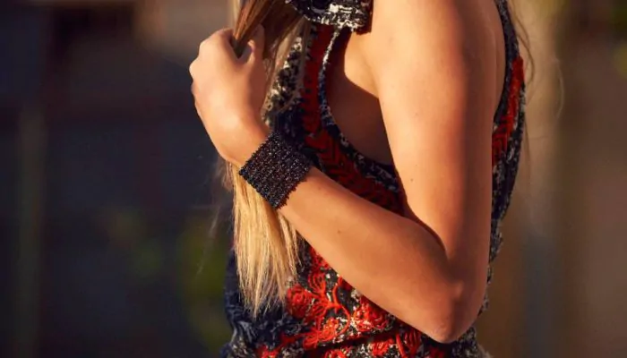 Manchette femme : quel modèle choisir ? Bracelet manchette clou porté sur un poignet