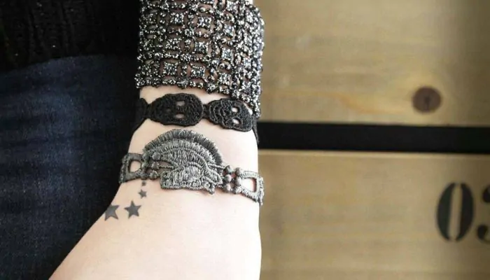 Manchette femme : quel modèle choisir ? Bracelet manchette tête de mort avec deux autres bracelet