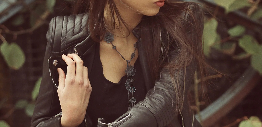 Collier fantaisie femme : astuces pour accessoiriser votre tenue avec élégance Collier fantaisie femme en tissu noir