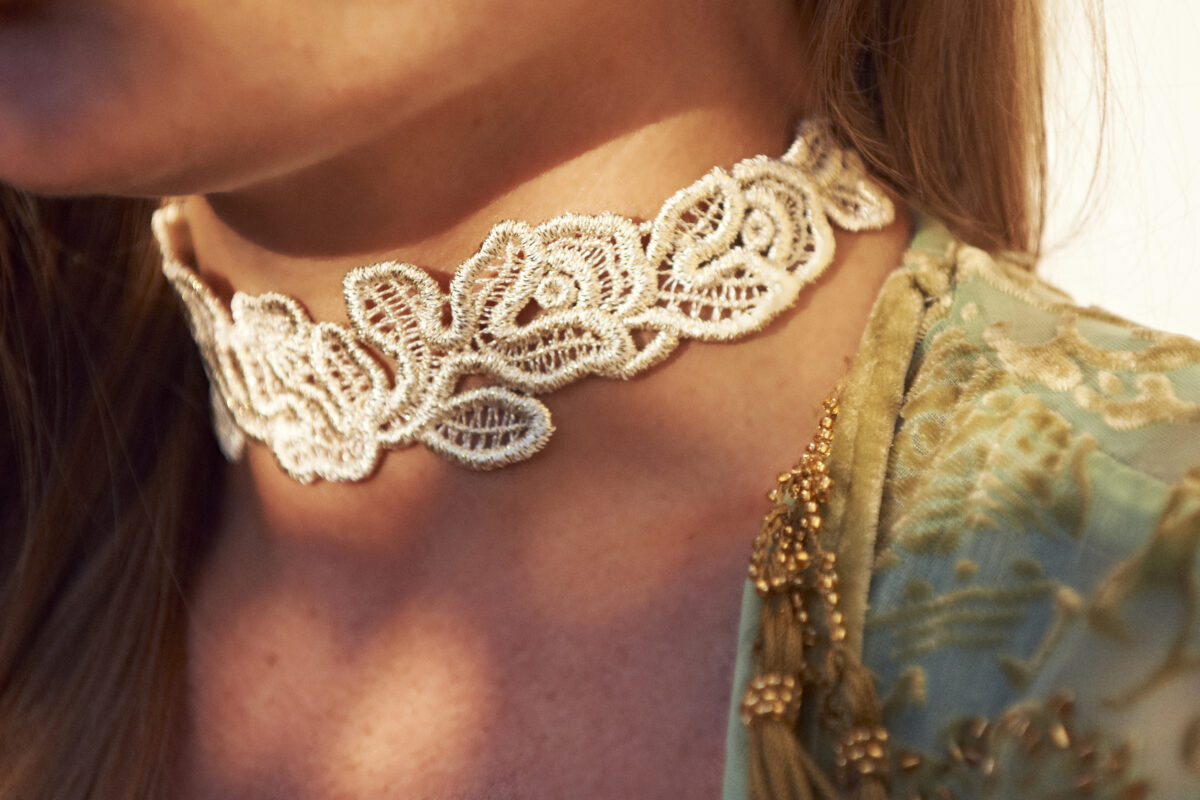 Un collier plastron qui met en valeur sa silhouette