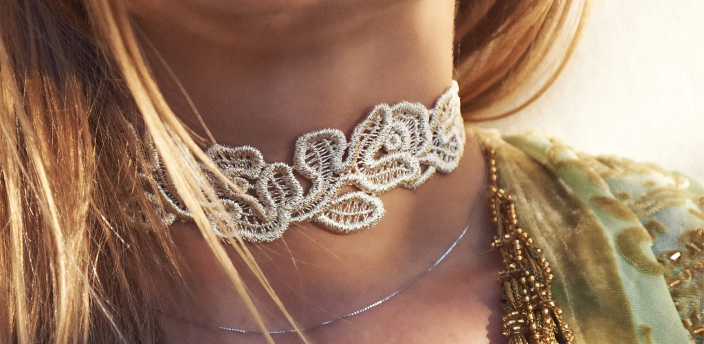 Collier fantaisie noir : le grand classique pour un look discret et contemporain Collier plastron permettant de sublimer de manière discrète le bustier