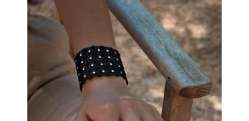 Bracelet large femme : choisir le style adapté à la morphologie de son poignet Un bracelet à fil tissu Swarovski au design élégant et classique