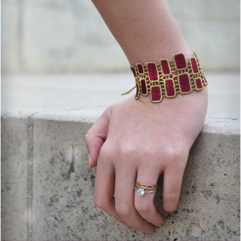 Un bracelet manchette Josephine de couleur route et or, très élégant sur le poignet d'une femme