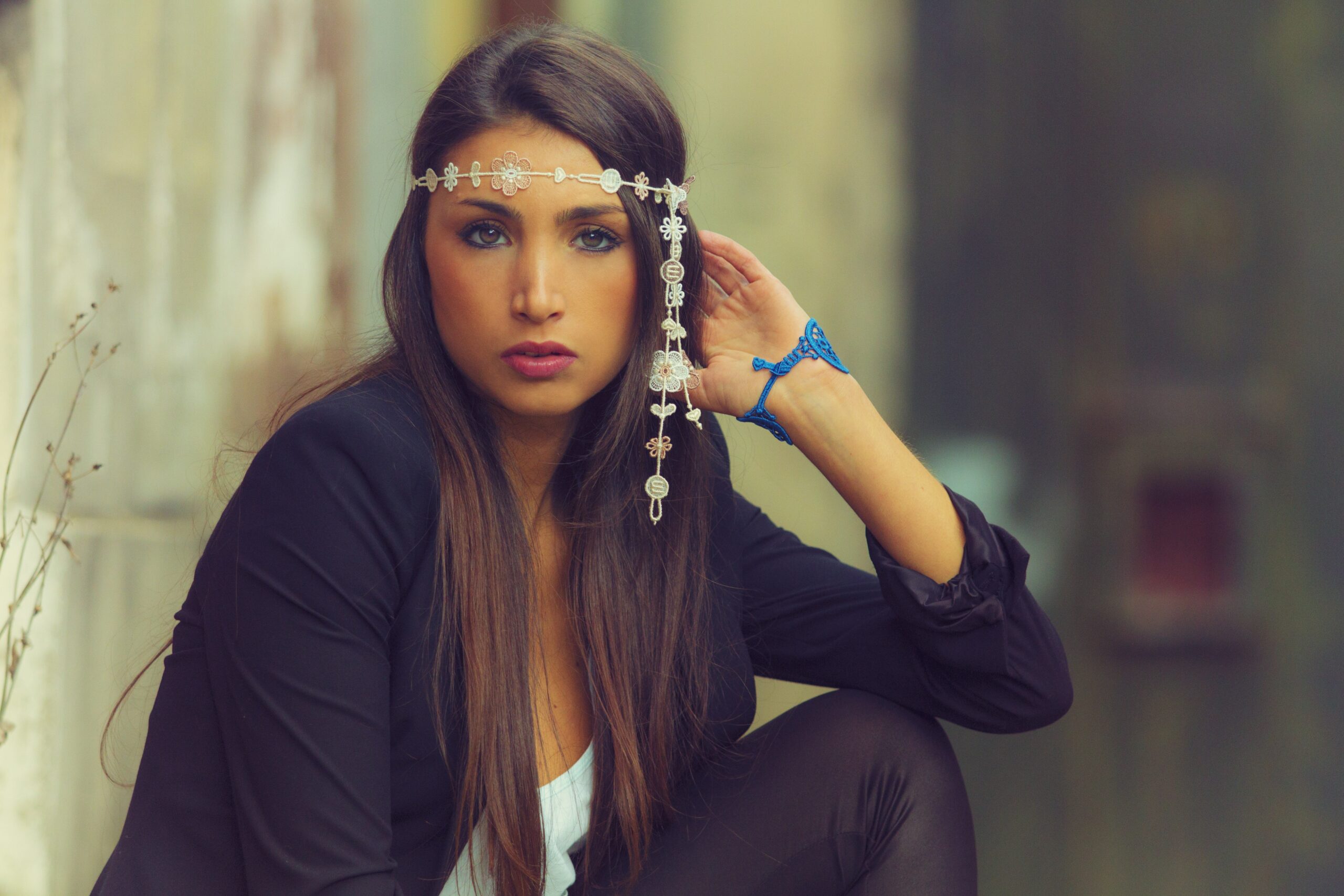 Un collier fantaisie aux motifs floraux porté sur le front d'une femme