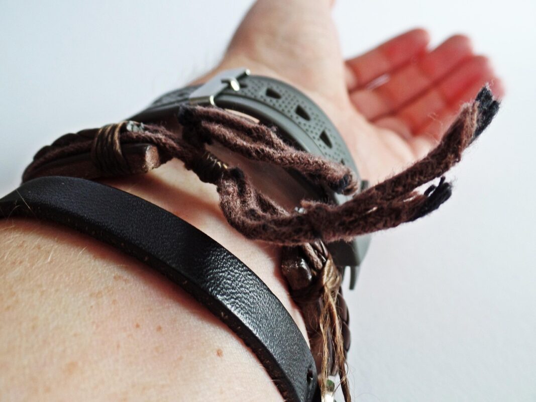 Un bracelet ceinture femme muni d'un poignet et fait avec différentes matières