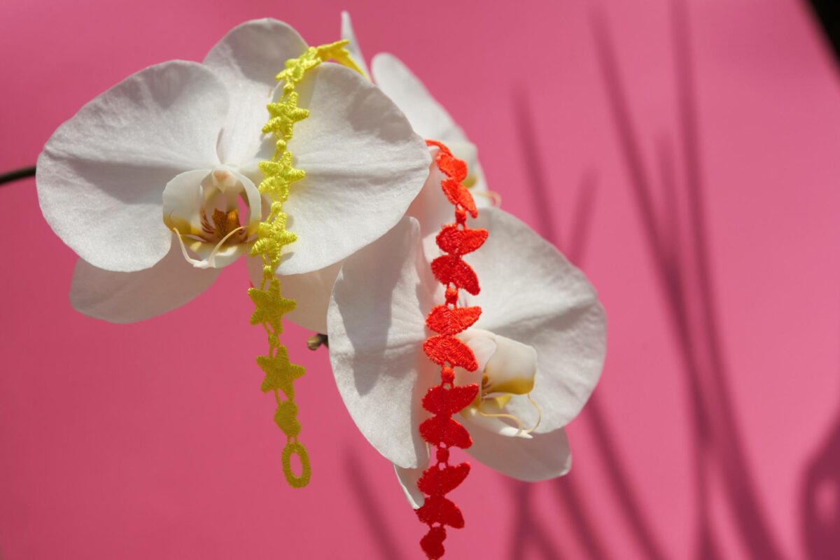 Un bracelet manchette fleur idéal comme idée de cadeau pour la St Valentin