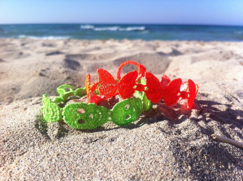 Bracelet papillon pour femme de couleur vive et confectionné avec des fils satinés