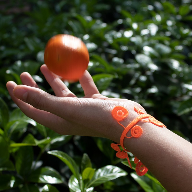 Un bracelet manchette fleur de couleur orange faisant partie des créations modernes et délicates